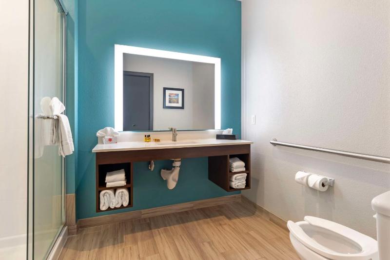 King Room with Walk-in Shower - Disability Access image 2