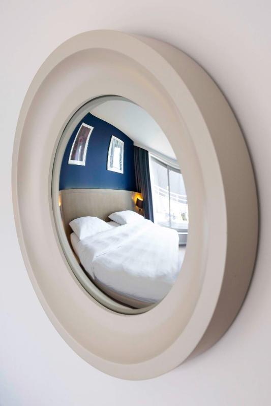 Standard Room with City View image 4