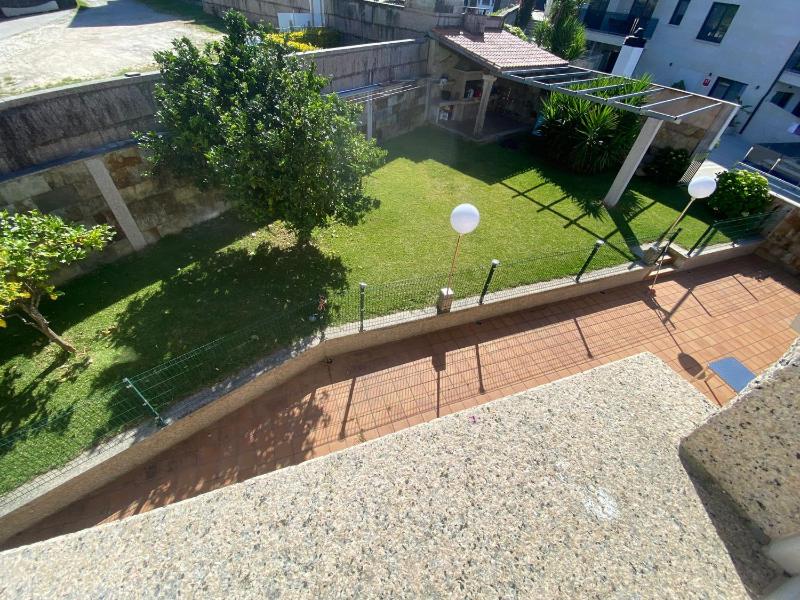 Duplex en Sanxenxo con piscina y vistas al mar - image 9