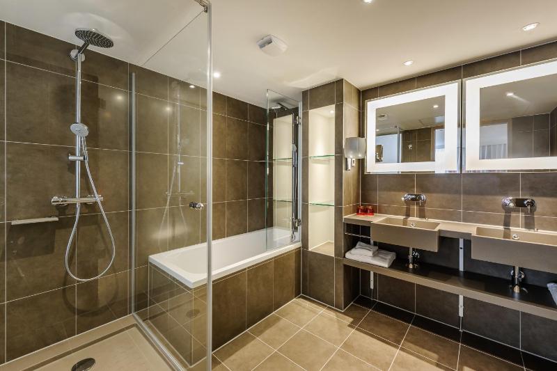 Superior King Suite image 3