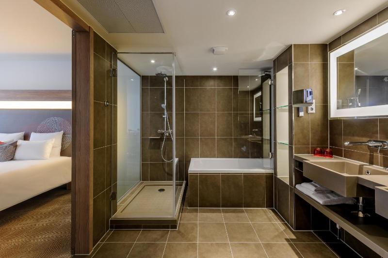 Superior King Suite image 2