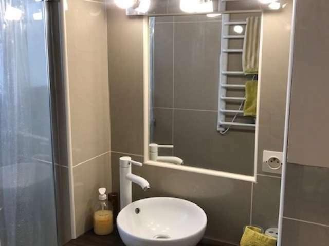 Apartment with Shower image 4