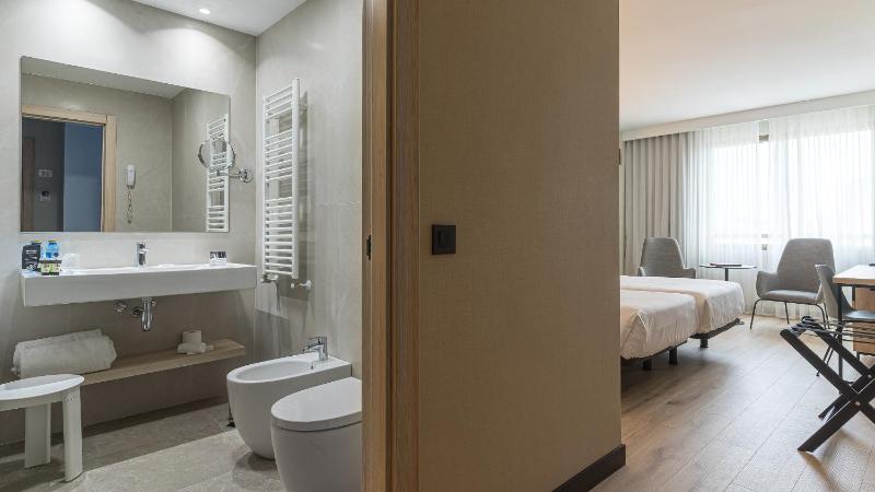 Confort Twin Room image 3