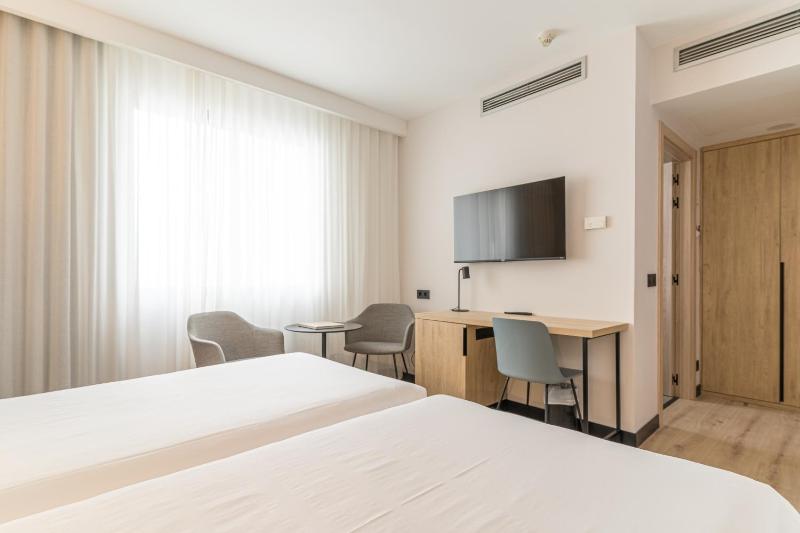 Interior twin room image 4