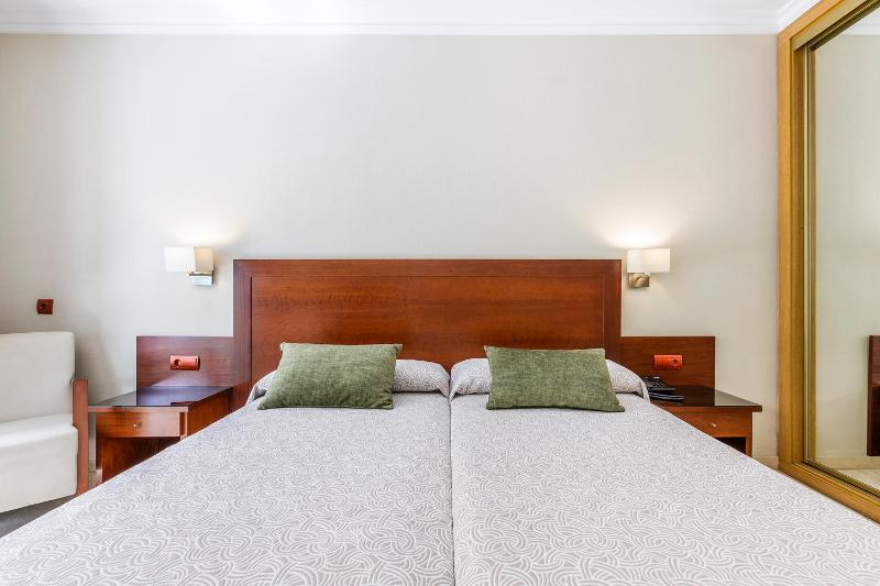 Double Room with Terrace image 4