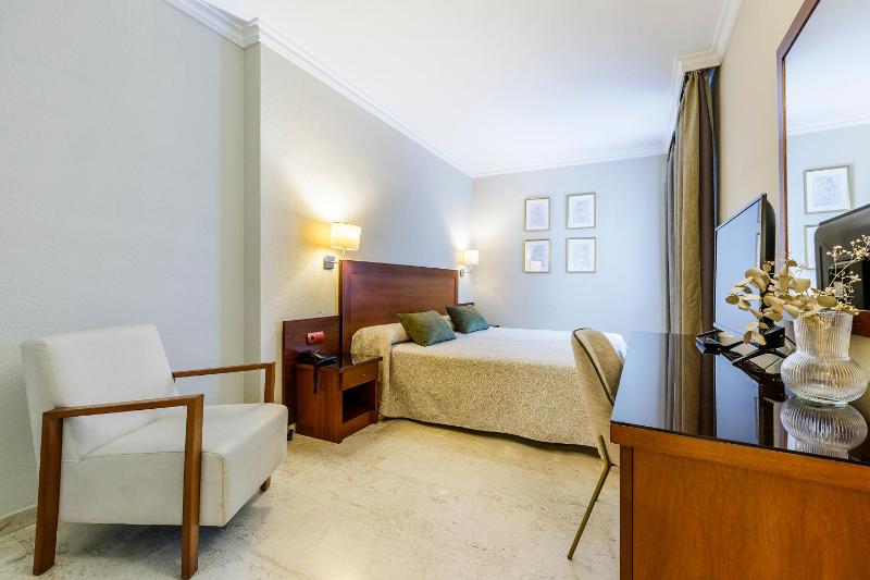 Economy Double Room image 3