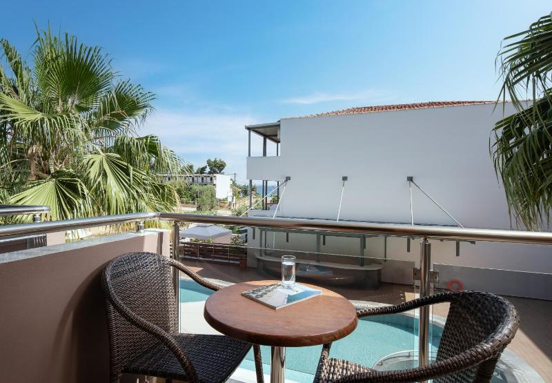 Triple Room with Pool View image 2