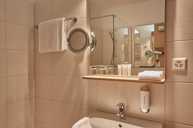 Standard Twin Room image 3