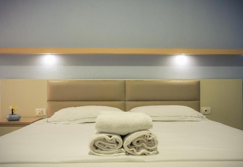 Triple Room with Balcony Sea View image 4