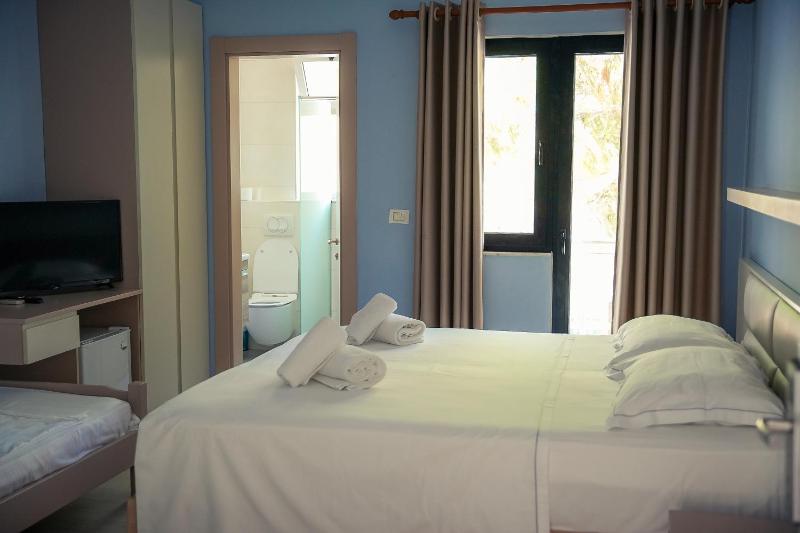 Quadruple Room with Balcony image 3