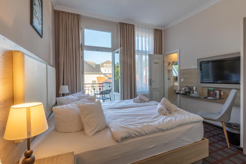 Double Room image 3