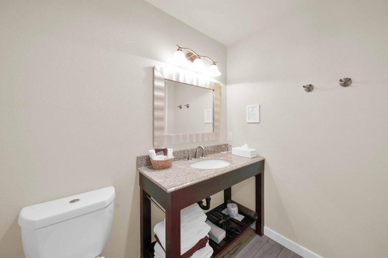 Superior King Room image 4