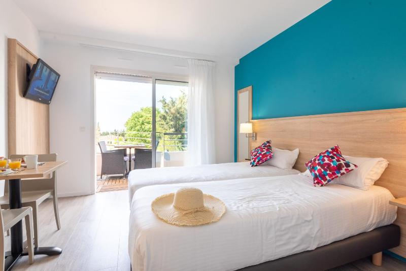 Studio Twin Room with Pool View image 1