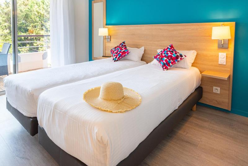 Studio Twin Room with Pool View image 3
