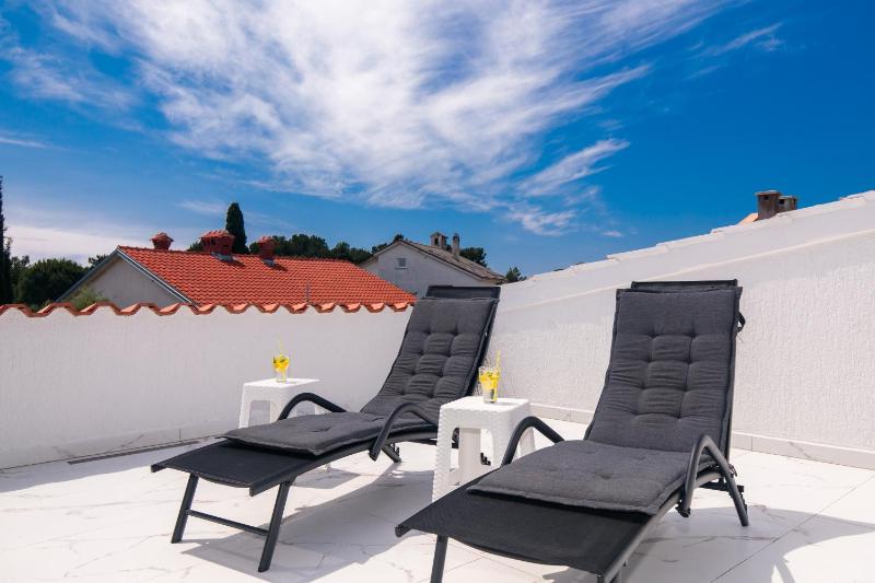 One-Bedroom Apartment image 2