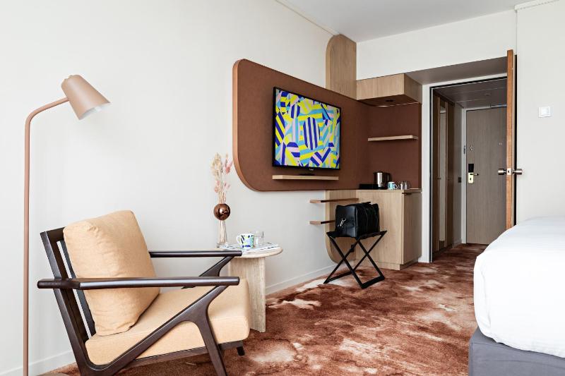 Superior King Room image 3