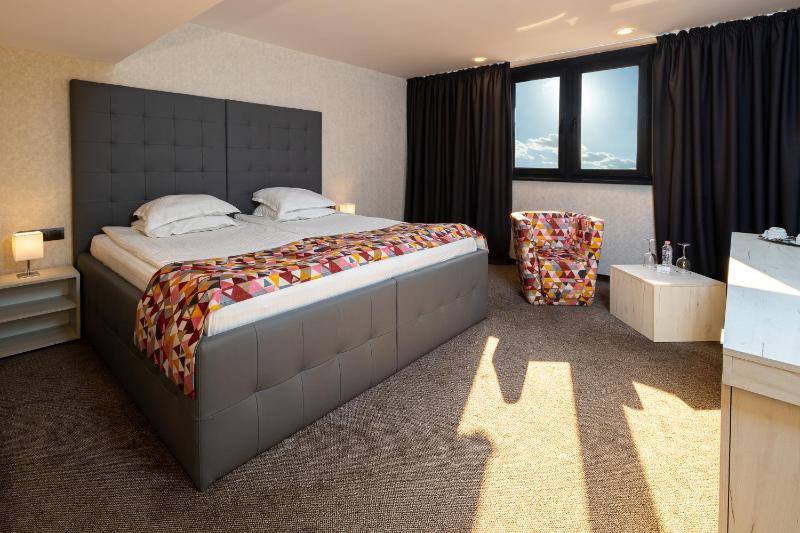 Deluxe Double or Twin Room with River View and Free Parking image 1