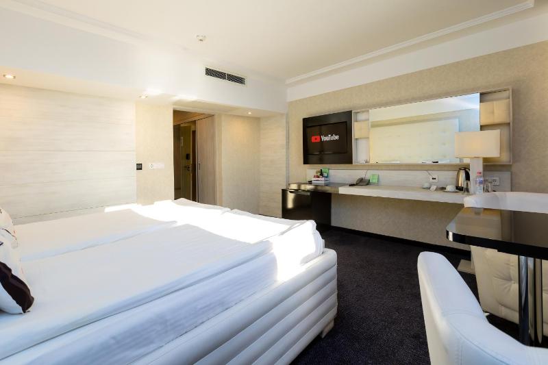 Executive Double Room with River View and Free Parking image 1