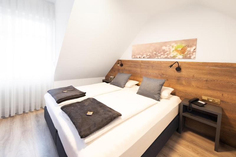 Standard Double Room image 3