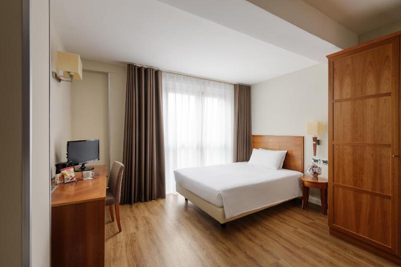 Single Room With French Bed image 1