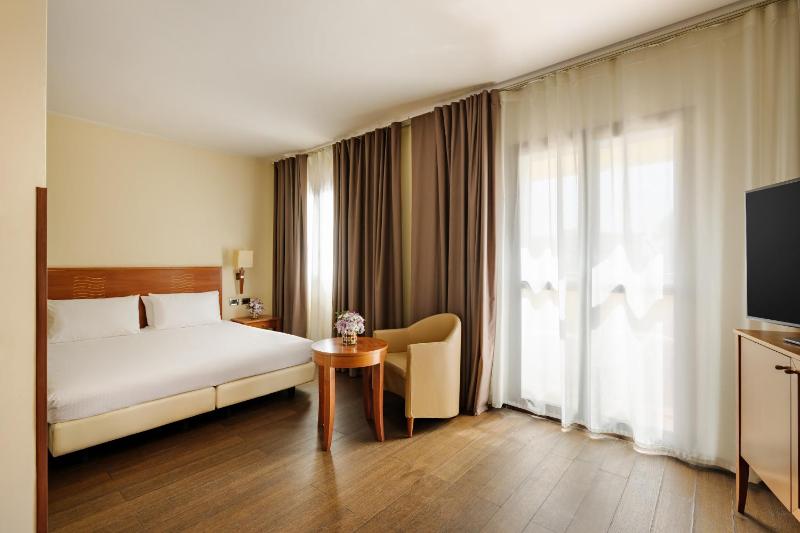 Junior Suite with Balcony image 1