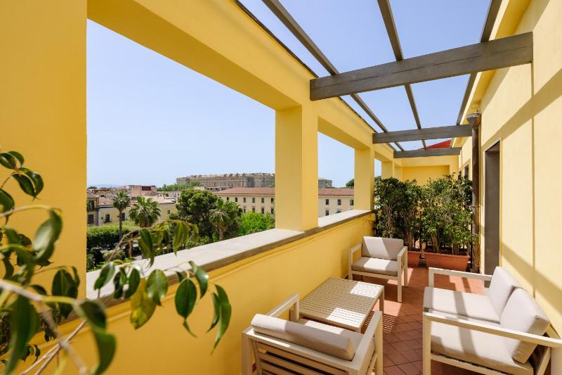 Junior Suite with Balcony image 3