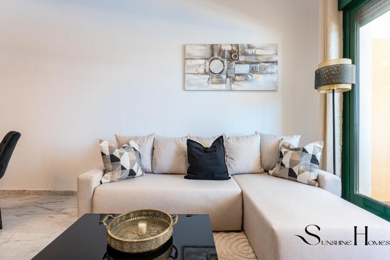 Elegant 2 Bed 2 Bath Apartment Pool Views Parking - image 7