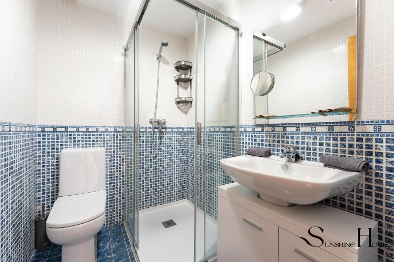 Elegant 2 Bed 2 Bath Apartment Pool Views Parking - image 14