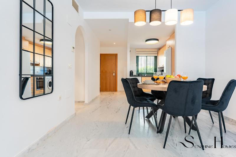 Elegant 2 Bed 2 Bath Apartment Pool Views Parking - image 26