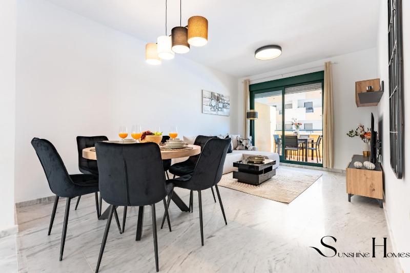 Elegant 2 Bed 2 Bath Apartment Pool Views Parking - image 5