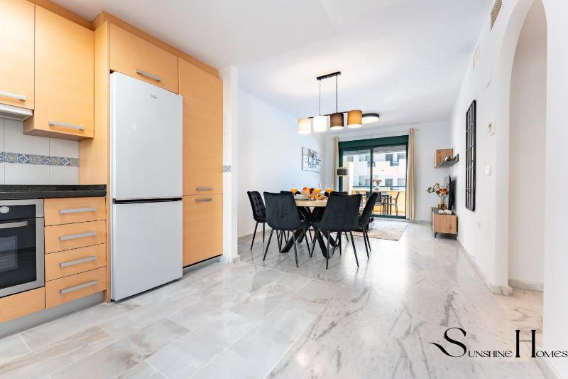Elegant 2 Bed 2 Bath Apartment Pool Views Parking - image 11