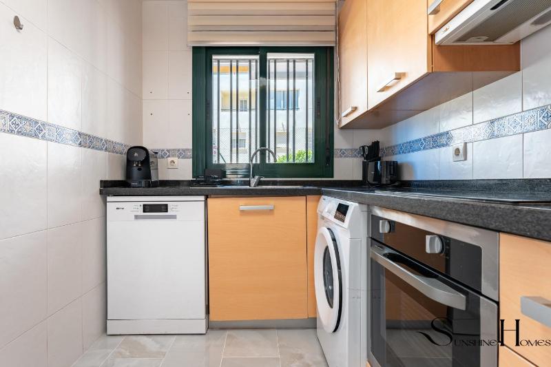 Elegant 2 Bed 2 Bath Apartment Pool Views Parking - image 9