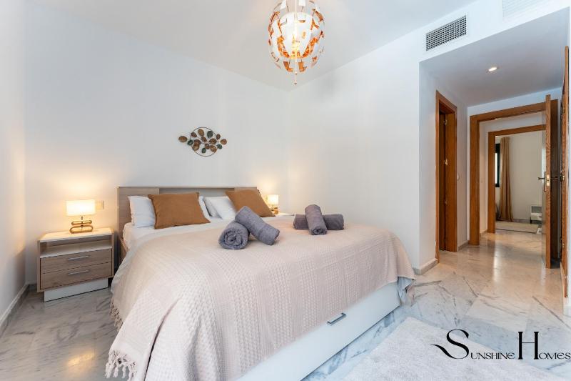Elegant 2 Bed 2 Bath Apartment Pool Views Parking - image 23