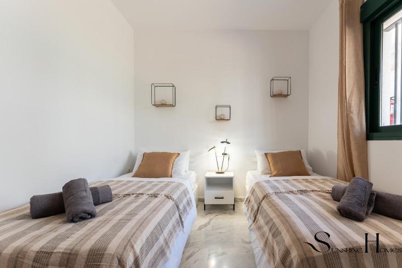Elegant 2 Bed 2 Bath Apartment Pool Views Parking - image 15