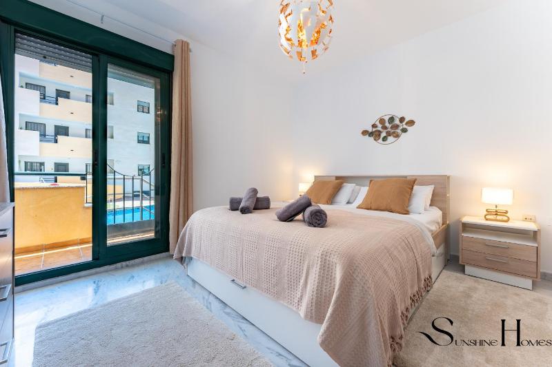 Elegant 2 Bed 2 Bath Apartment Pool Views Parking - image 25