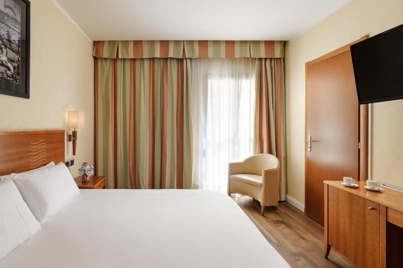 Classic Double or Twin Room image 3