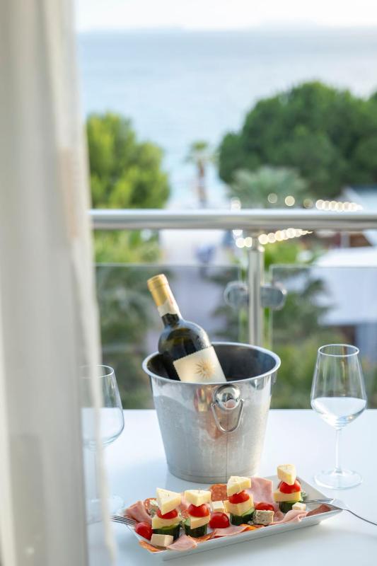 Triple Room with Sea View image 1