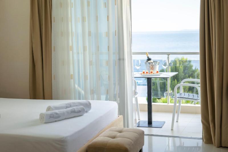Double Room with Sea View image 1