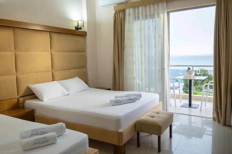 Triple Room with Sea View image 3