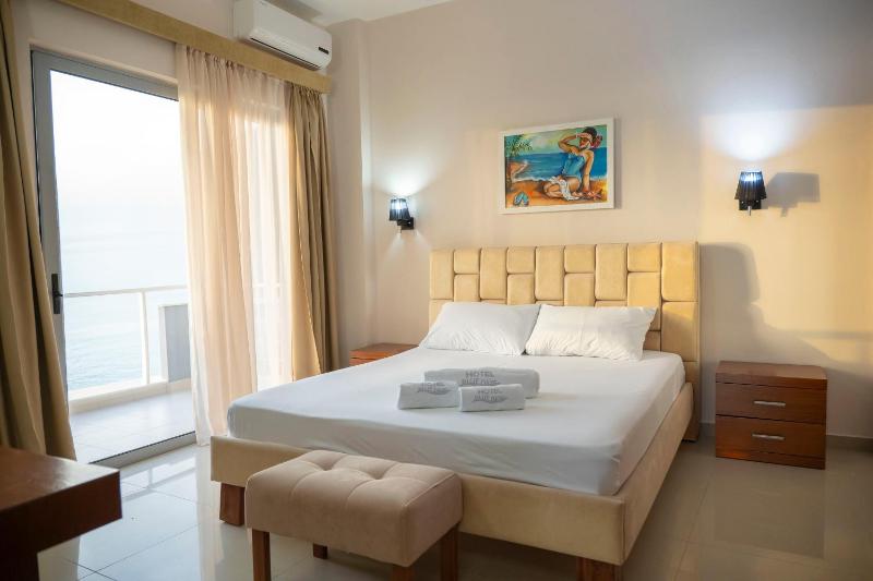 Double Room with Sea View image 4