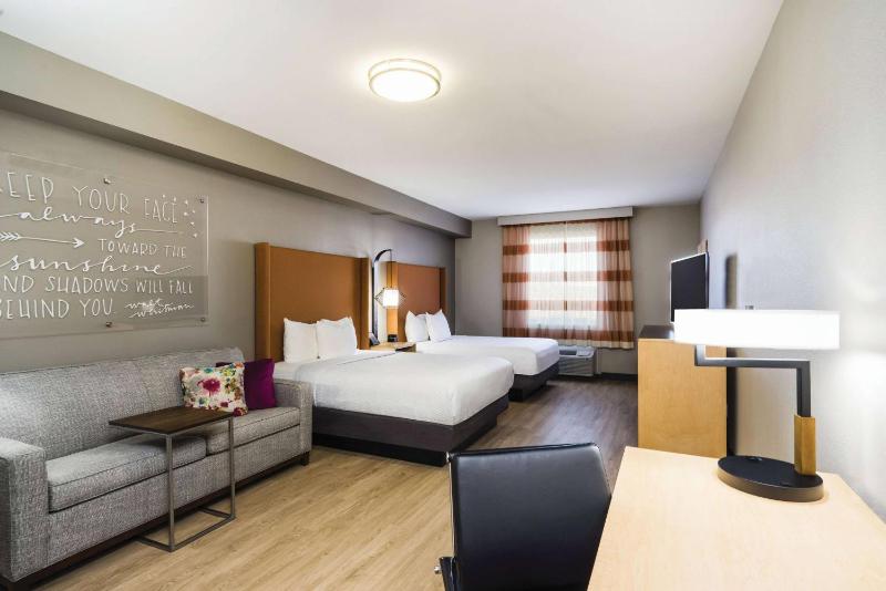 Suite with Two Queen Beds and Sofa Bed - Non-Smoking image 1