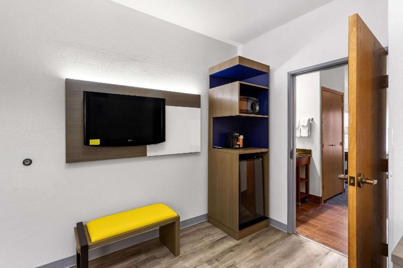 Queen Suite with Two Queen Beds and Sofa Bed image 2