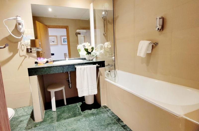 Superior Twin Room with Sea View image 3