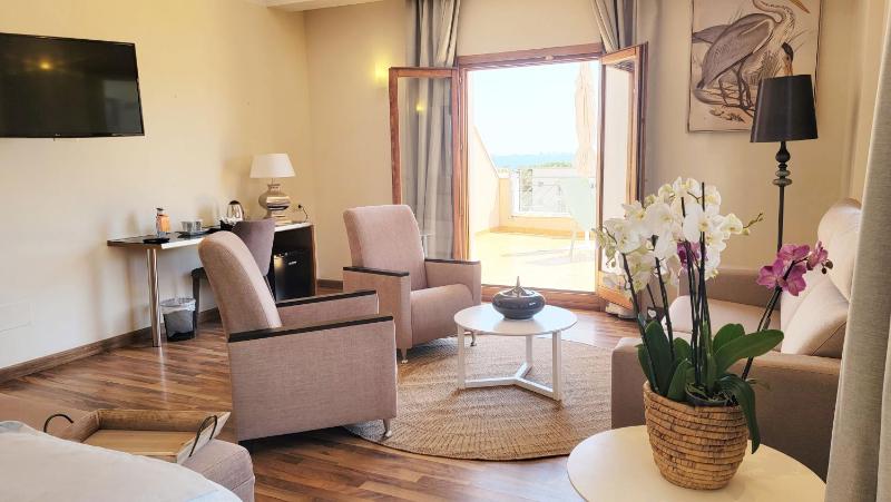 Deluxe Double Room with Balcony and Sea View image 4