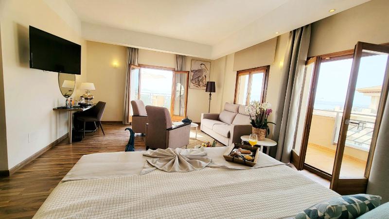 Deluxe Double Room with Balcony and Sea View image 3