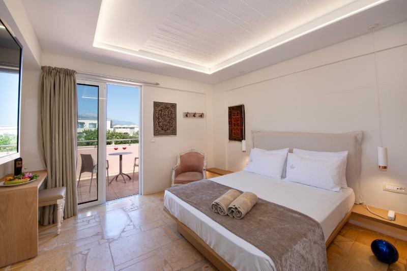 Double Room Partial Sea View image 1