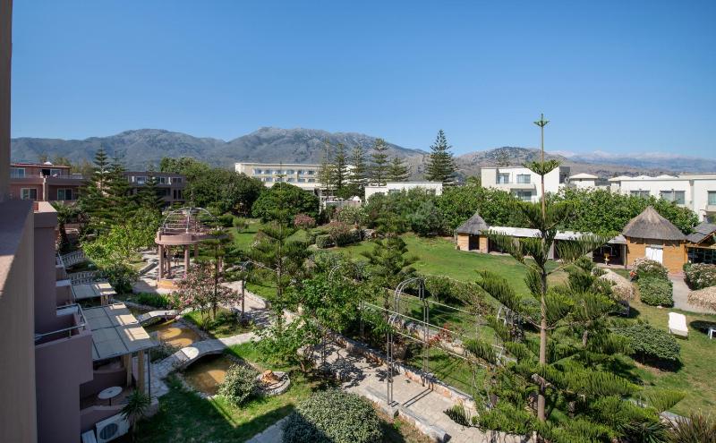 Double room Garden view image 2