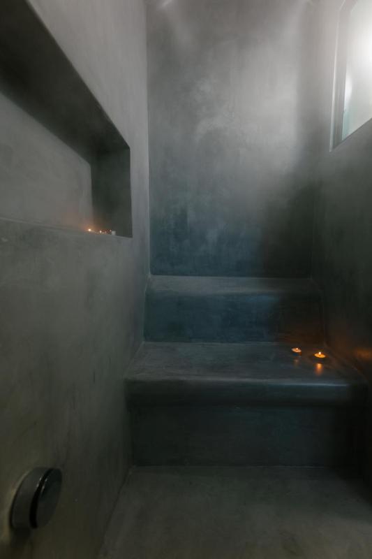 Grand Suite with Private Outdoor Hot Tub, Hammam & Sea View image 4
