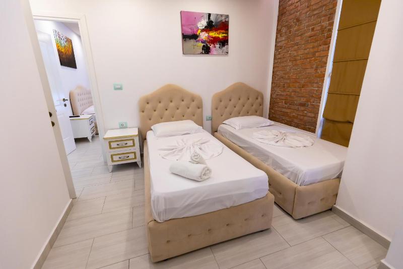 Standard Quadruple Room image 4