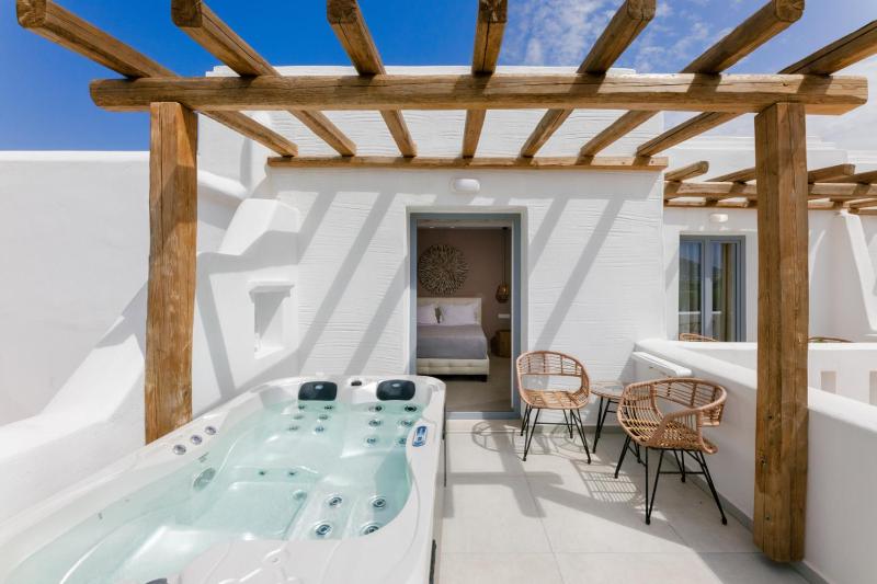 Grand Suite with Private Outdoor Hot Tub, Hammam & Sea View image 1